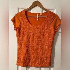 Womens medium orange lacey embroiderery front short sleeve round neck soft top